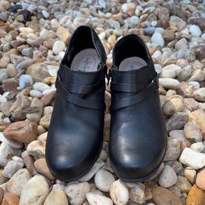 Clarks leather Emily 2 Darcey modest heel professional/office comfortable Sz 7